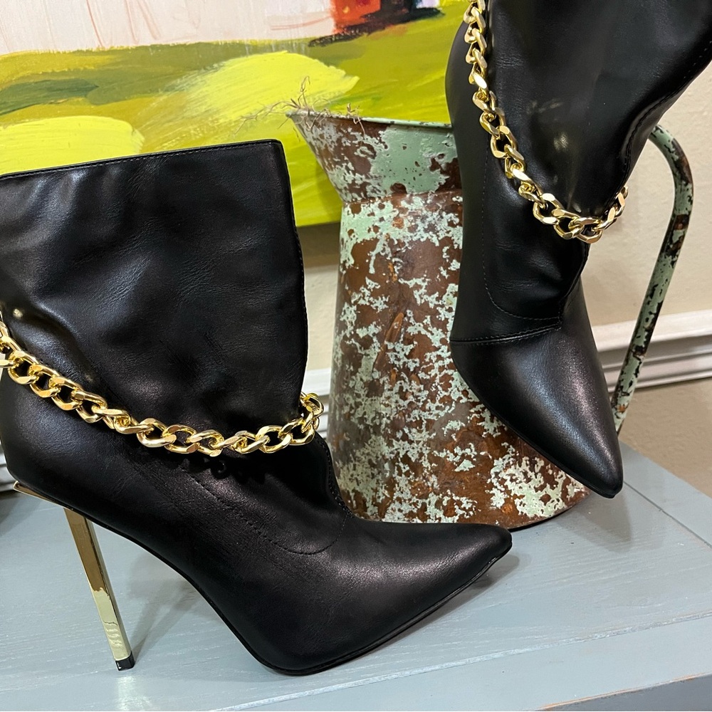 Fashion Nova Black Heeled Boots with Gold Chain